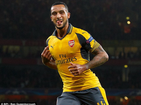 Wenger đưa Walcott "lên mây" sau cú đúp vào lưới Basel ảnh 1