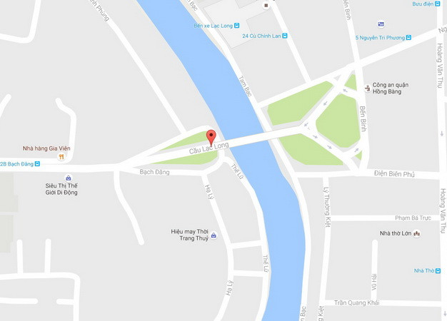 Tài xế xe khách hỗn chiến ngay trước mặt cảnh sát giao thông ảnh 1