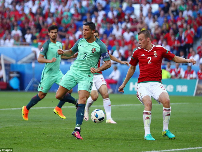 Ronaldo đánh gót thành bàn cho Bồ Đào Nha. (Nguồn: Getty Images) Cận cảnh pha đánh gót thành bàn đưa Ronaldo vào lịch sử EURO ảnh 1