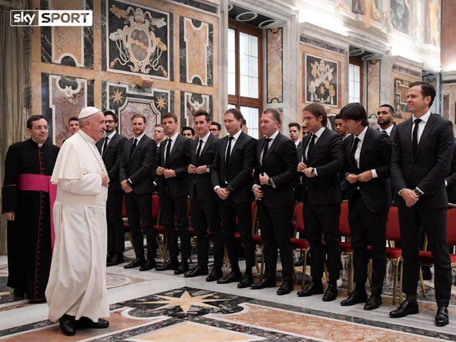 Tuyển Đức diện kiến Giáo hoàng trước thềm "đại chiến" với Italy ảnh 1