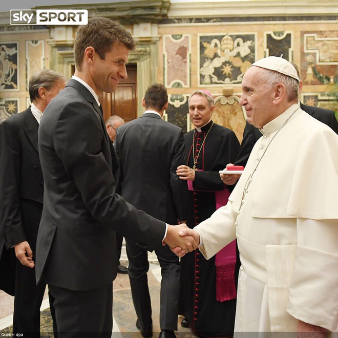 Tuyển Đức diện kiến Giáo hoàng trước thềm "đại chiến" với Italy ảnh 2