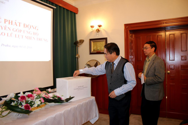 Người Việt tại Séc quyên góp hơn 2 tỷ đồng ủng hộ miền Trung ảnh 2