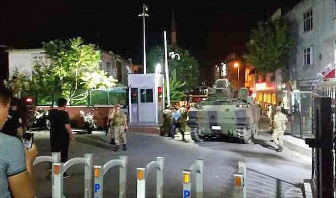 Cận cảnh xe quân sự Thổ Nhĩ Kỳ xuống phố tiến hành đảo chính ảnh 16