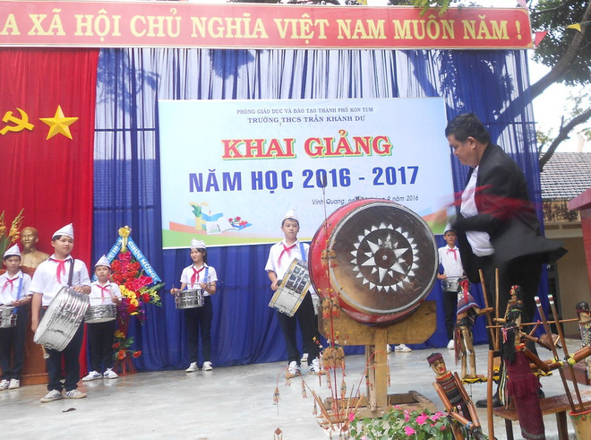 Thầy hiệu trưởng tâm tài của ngôi trường "ngói rơi trúng người" ảnh 1