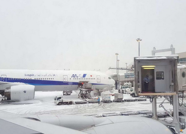 Tuyết rơi dày ở Sapporo ảnh hưởng đến giao thông hàng không. (Nguồn: scmp.com) Nhật Bản: Sapporo chứng kiến đợt tuyết rơi dày nhất kể từ 1966 ảnh 1