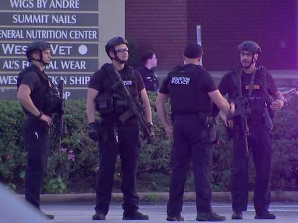 Lực lượng cảnh sát Houston tại hiện trường. (Nguồn: abc7news.com) Cảnh sát Mỹ tiêu diệt nghi phạm trong vụ xả súng tại Houston ảnh 1
