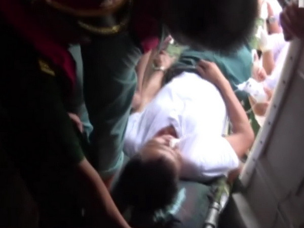 Đưa bệnh nhân lên máy bay cấp cứu. (Nguồn: Vnews) Cấp cứu kịp thời một sỹ quan quân đội công tác ở Trường Sa ảnh 1