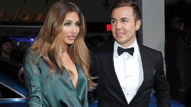 Tuyển thủ Đức thoải mái vui vẻ với vợ và bạn gái ở khách sạn ảnh 2