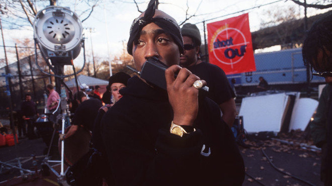 Ngôi sao rap Mỹ quá cố Tupac Shakur. (Nguồn: Getty Images) Nhiều tên tuổi âm nhạc được ghi tên vào Sảnh Danh vọng Rock & Roll ảnh 1