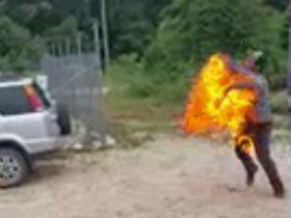 Người tị nạn tự thiêu bên ngoài trung tâm giam giữ ở Australia ảnh 1