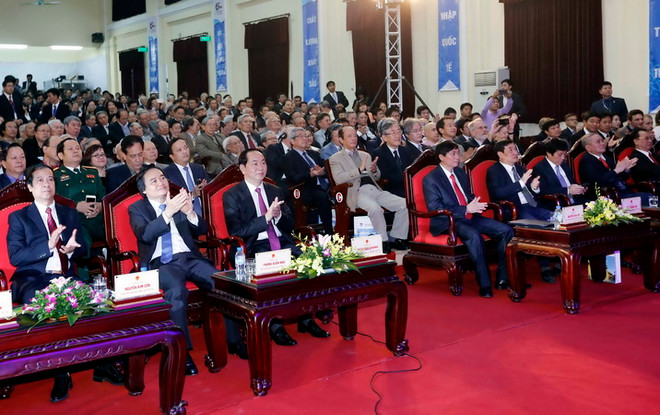 (Ảnh: An Đăng/TTXVN) Trường Đại học Khoa học Tự nhiên nhận Huân chương Hồ Chí Minh ảnh 2