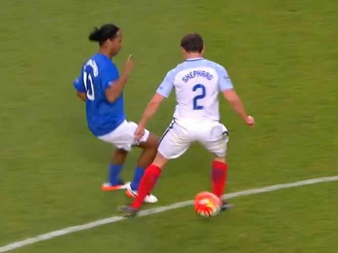 Cận cảnh Ronaldinho ngẫu hứng xỏ háng cựu ngôi sao Man United ảnh 1