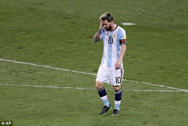 Messi không thể giúp Argentina tránh khỏi thất bại. (Nguồn: AP) Argentina thảm bại trước Brazil trong ngày Lionel Messi trở lại ảnh 1
