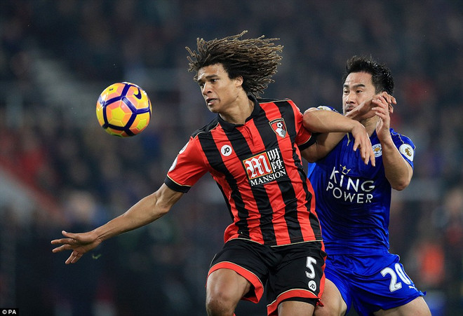 Leicester (áo xanh) bại trận trước AFC Bournemouth. (Nguồn: PA) Arsenal lỡ cơ hội tái chiếm ngôi đầu, nhà vô địch bại trận ảnh 2