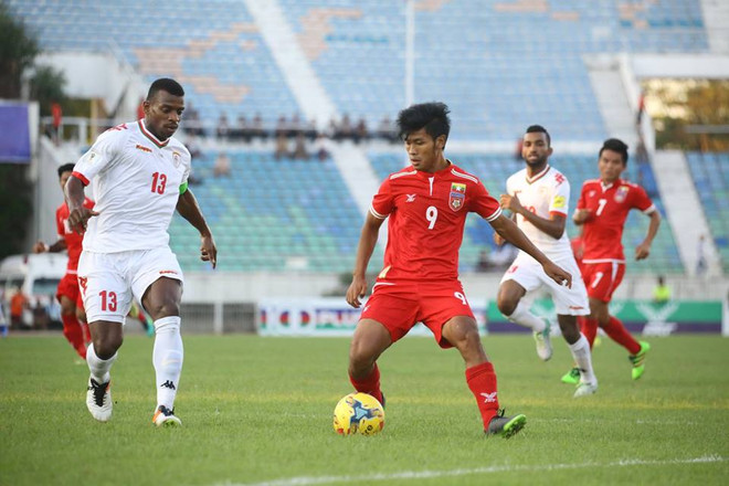 Myanmar (áo đỏ) thua đậm Oman ngay trên sân nhà. (Nguồn: MMF) Đối thủ của Việt Nam: Myanmar thua đậm, Malaysia thắng nhọc ảnh 1