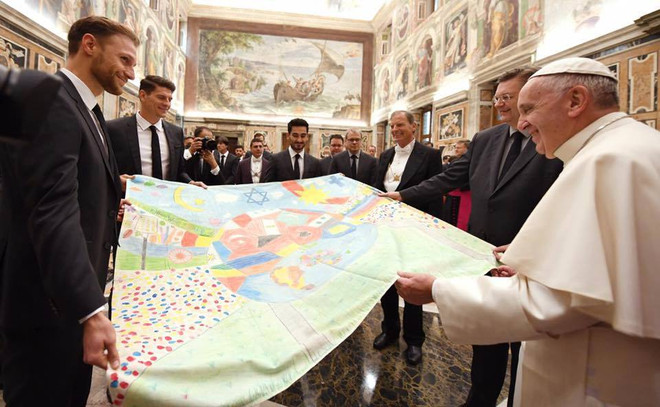 Tuyển Đức diện kiến Giáo hoàng trước thềm "đại chiến" với Italy ảnh 8