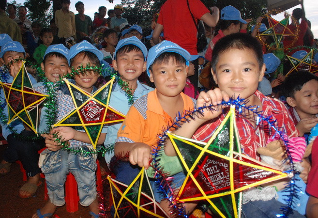 Phó Chủ tịch nước ​vui Tết Trung Thu cùng trẻ em miền Trung ảnh 1