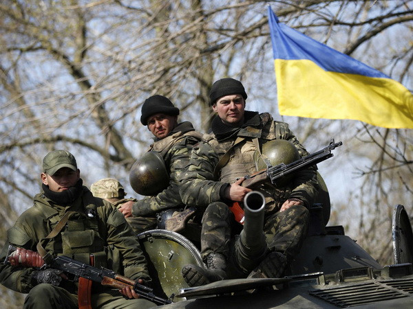 Lực lượng quân đội Ukraine. (Nguồn: Getty Images) Ukraine bị tố nã pháo dữ dội vào các khu dân cư miền Đông ảnh 1