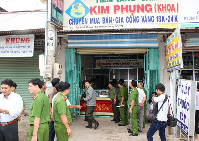 Hiện trường vụ cướp tiệm vàng. (Ảnh: Lê Đức Hoảnh/Vietnam+) Khen thưởng các đơn vị phá án nhanh vụ cướp tiệm vàng ở Tây Ninh ảnh 1