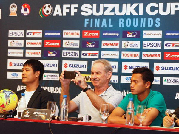 Tin AFF Cup: Công Vinh lập công, HLV Riedl bị "đâm sau lưng"? ảnh 3