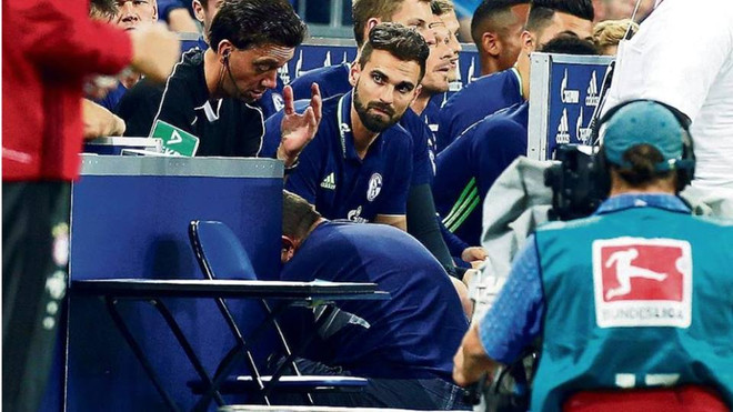 Bác sỹ của Schalke đã cho trọng tài Manuel Gräfe uống gì? ảnh 2