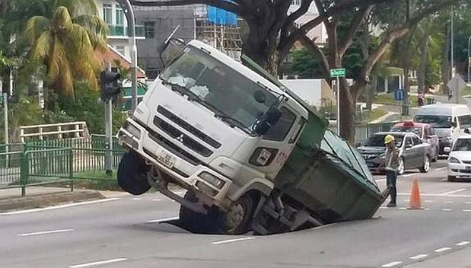 Singapore: Ôtô bất ngờ sụp "hố tử thần" giữa giờ cao điểm ảnh 1
