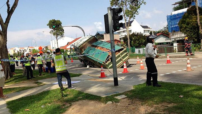 Singapore: Ôtô bất ngờ sụp "hố tử thần" giữa giờ cao điểm ảnh 4