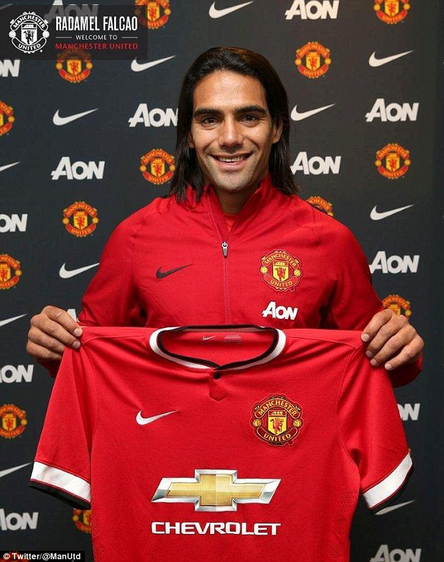 [Photo] Radamel Falcao hân hoan ra mắt Manchester United ảnh 5
