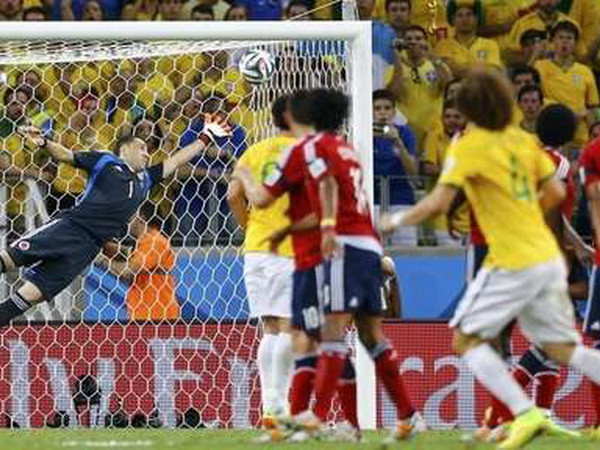 Cận cảnh siêu phẩm sút phạt đưa Brazil vào bán kết của Luiz ảnh 1