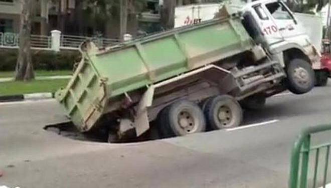 Singapore: Ôtô bất ngờ sụp "hố tử thần" giữa giờ cao điểm ảnh 3