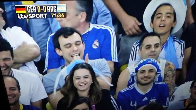 Cổ động viên Argentina cố tình ăn gỉ mũi trêu Joachim Loew ảnh 2