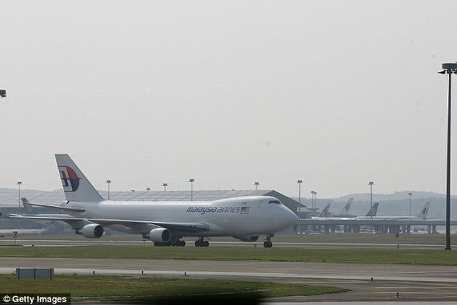 Máy bay Malaysia Airlines hạ cánh khẩn vì một phụ nữ trở dạ ảnh 1