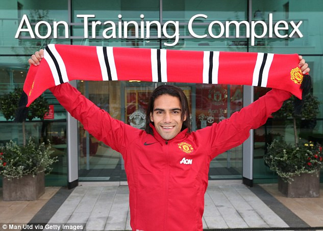 [Photo] Radamel Falcao hân hoan ra mắt Manchester United ảnh 1