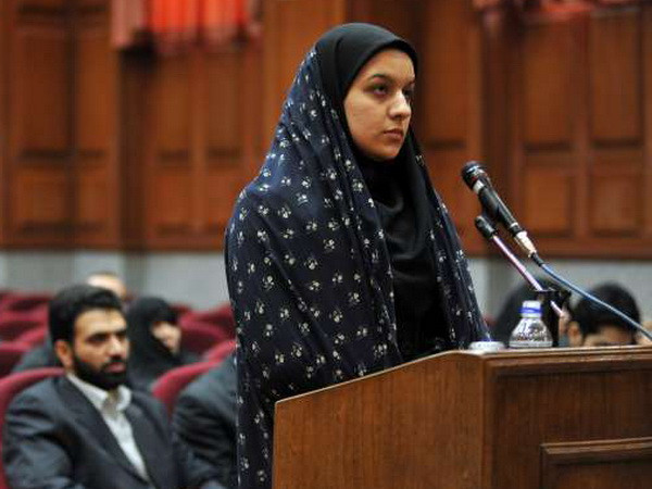 Reyhaneh Jabbari tại phiên tòa ngày 15/12/2008 ở Tehran, Iran. (Nguồn: msn) Một phụ nữ Iran bị treo cổ chỉ vì giết kẻ đã cưỡng bức mình ảnh 1