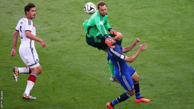 Cận cảnh Neuer đấm bóng ghê rợn khiến Higuain suýt bất tỉnh ảnh 1