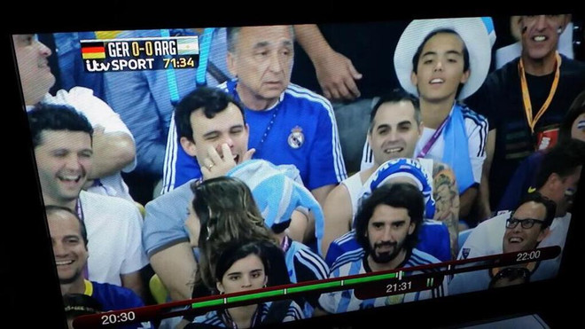 Cổ động viên Argentina cố tình ăn gỉ mũi trêu Joachim Loew ảnh 1