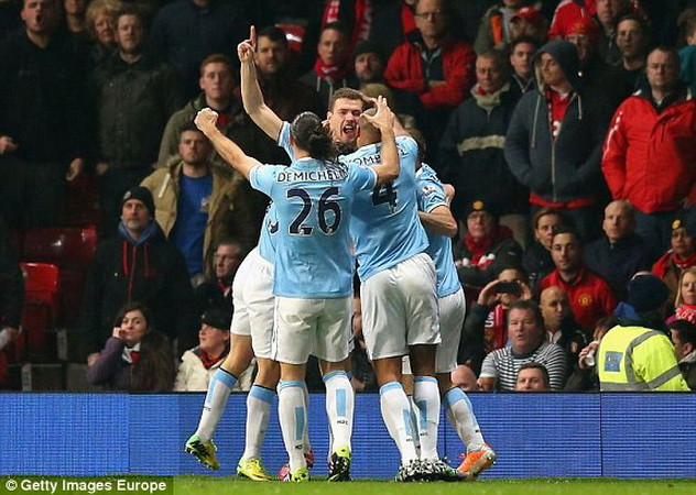 Dzeko tỏa sáng, Man City "chôn vùi" tham vọng của M.U ảnh 1