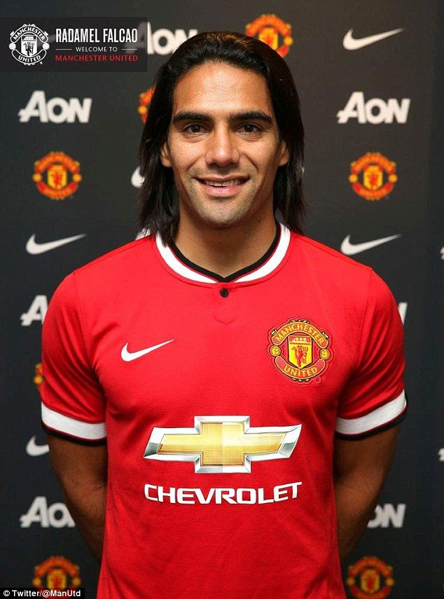 [Photo] Radamel Falcao hân hoan ra mắt Manchester United ảnh 7