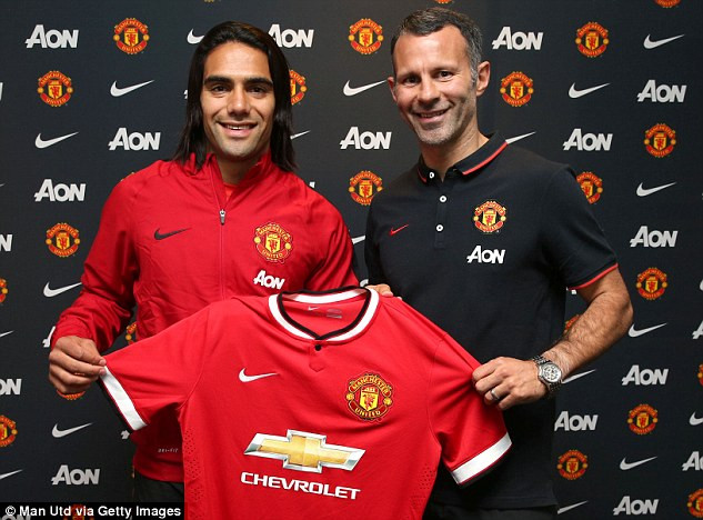 [Photo] Radamel Falcao hân hoan ra mắt Manchester United ảnh 4