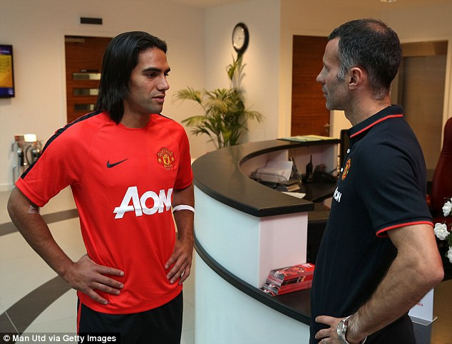 [Photo] Radamel Falcao hân hoan ra mắt Manchester United ảnh 6