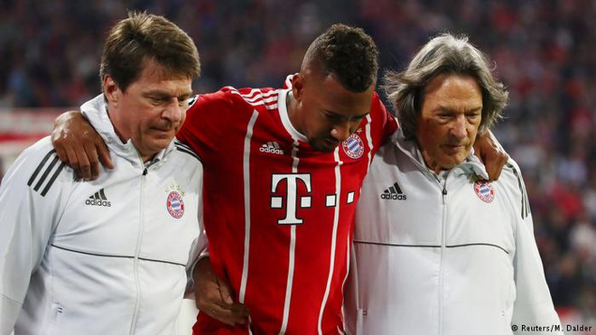 Boateng gặp chấn thương ở trận gặp Real Madrid. (Nguồn: Reuters) Jerome Boateng phát biểu sốc sau thất bại của Bayern trước Real ảnh 1