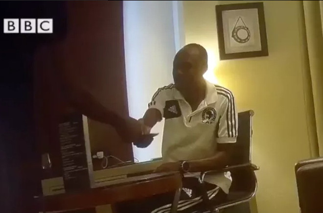 World Cup 2018: Trọng tài bị loại và mất 25.000 USD vì tham 600 USD ảnh 1