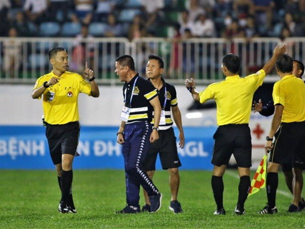 Thành Lương và HLV Chu Đình Nghiêm bị đuổi ở trận gặp HAGL ảnh 1