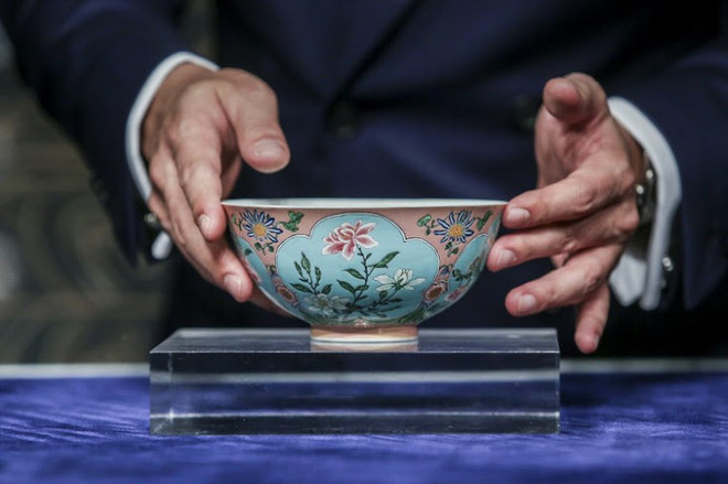 Hơn 30 triệu USD cho chiếc bát cực hiếm của Hoàng đế Khang Hy ảnh 1