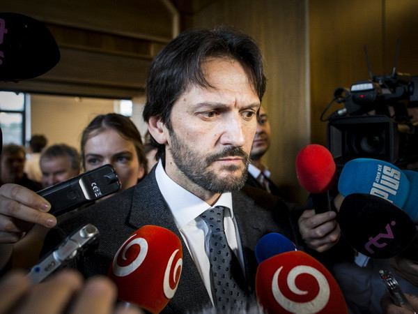 Phó Thủ tướng, kiêm Bộ trưởng Nội vụ Slovakia tuyên bố từ chức ảnh 1