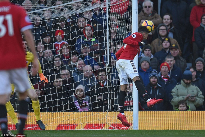 M.U ngược dòng hạ Chelsea, đòi lại ngôi nhì từ Liverpool ảnh 3