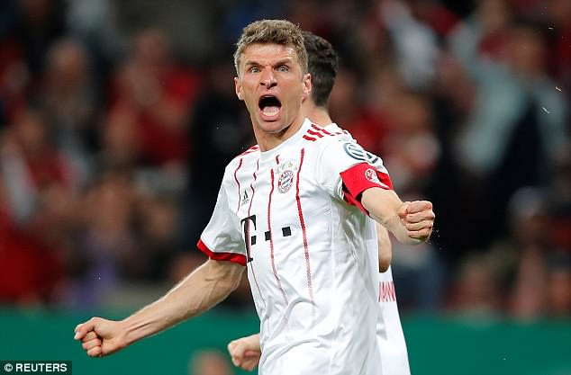 Mueller lập hat-trick vào lưới Leverkusen. (Nguồn: Reuters) Bayern Munich hiên ngang vào chung kết bằng chiến thắng hủy diệt ảnh 1
