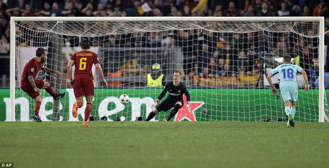 De Rossi gia tăng cách biệt trên chấm 11m. (Nguồn: AP) AS Roma tạo địa chấn khi đá bay Barcelona khỏi Champions League ảnh 3