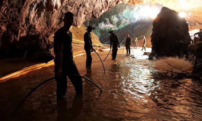 Đội ngũ cứu hộ đã phải đối mặt với rất nhiều hiểm nguy. (Nguồn: The Guardian) Vụ giải cứu đội bóng Thái Lan: 'Không ai nghĩ chúng tôi sẽ thành công' ảnh 1