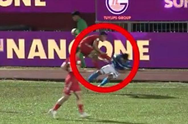 Sầm Ngọc Đức bị cấm thi đấu xuyên 2 mùa giải sau pha bóng thô bạo ảnh 1